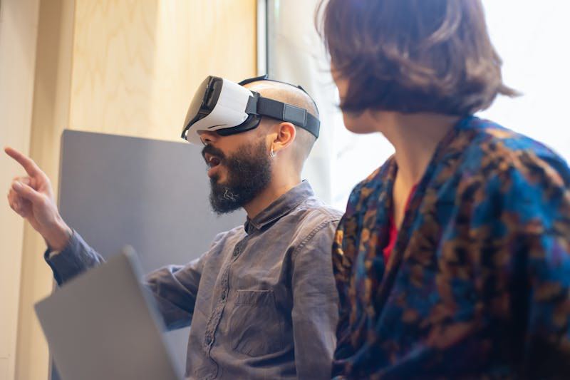 Persoon met vr en dokter