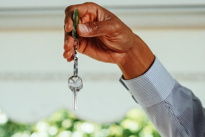 Man met huissleutels overwaarde