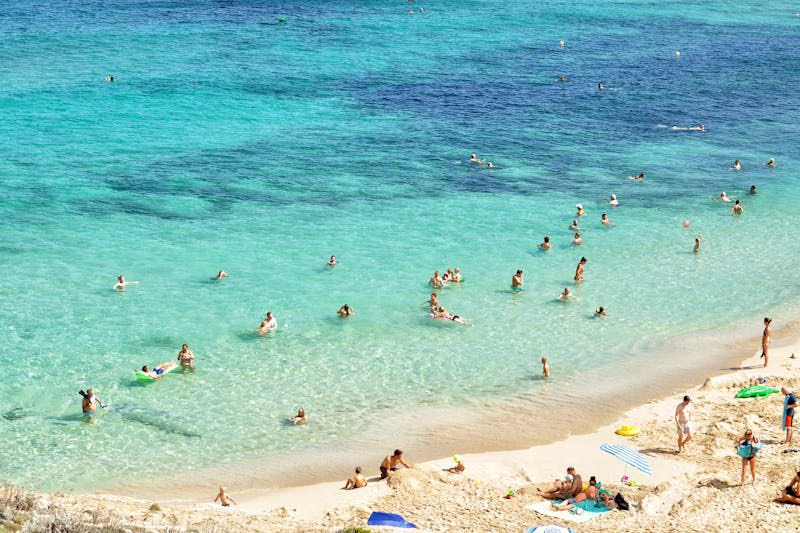 Mensen op strand door hittegolf