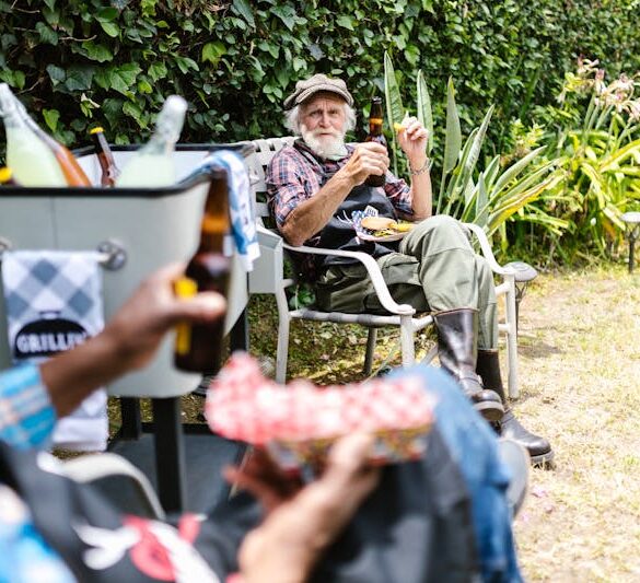 Mensen drinken bier in hittegolf