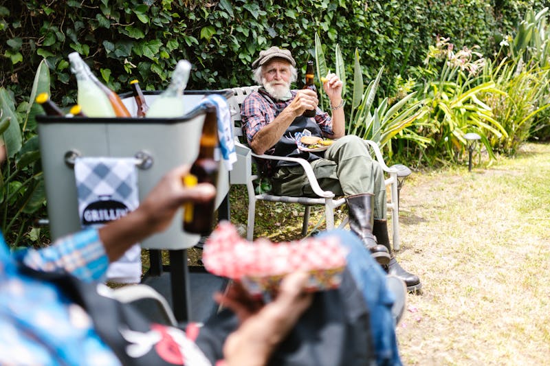 Mensen drinken bier in hittegolf