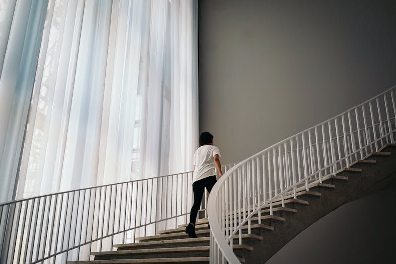 Vrouw neemt trap
