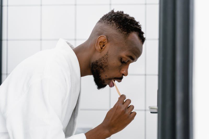 Man poetst tanden met tandpasta