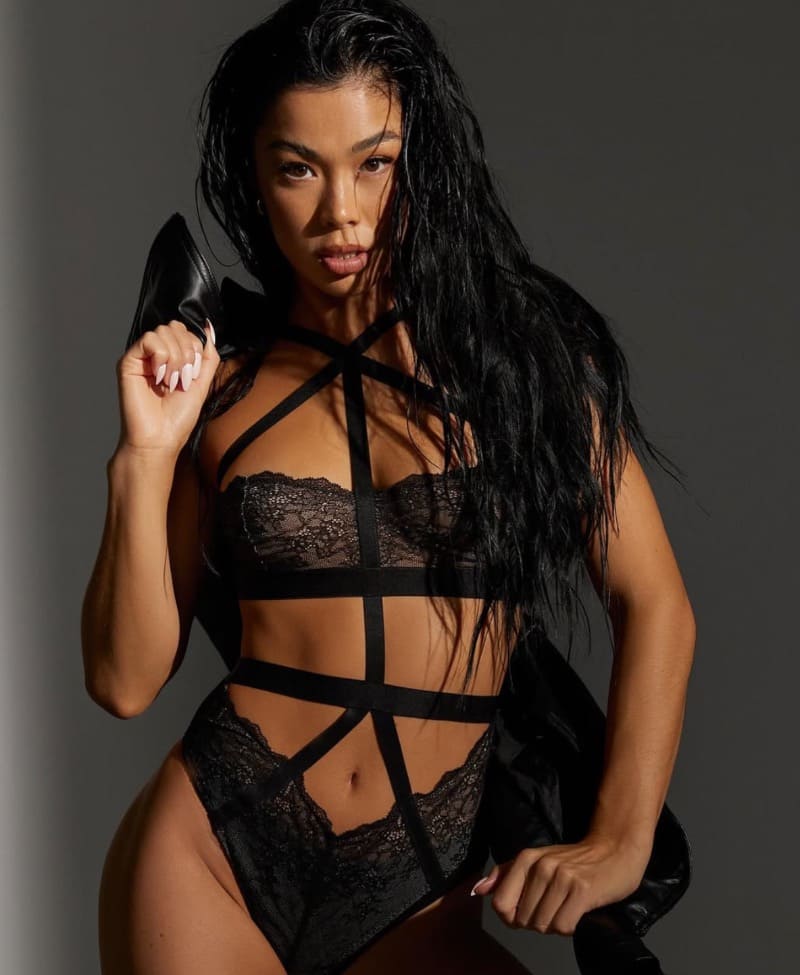 Babe in zwarte lingerie