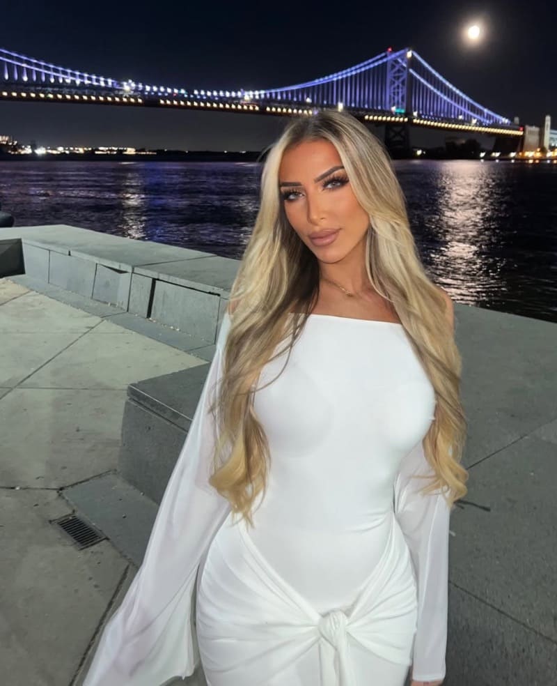 Babe in witte outfit