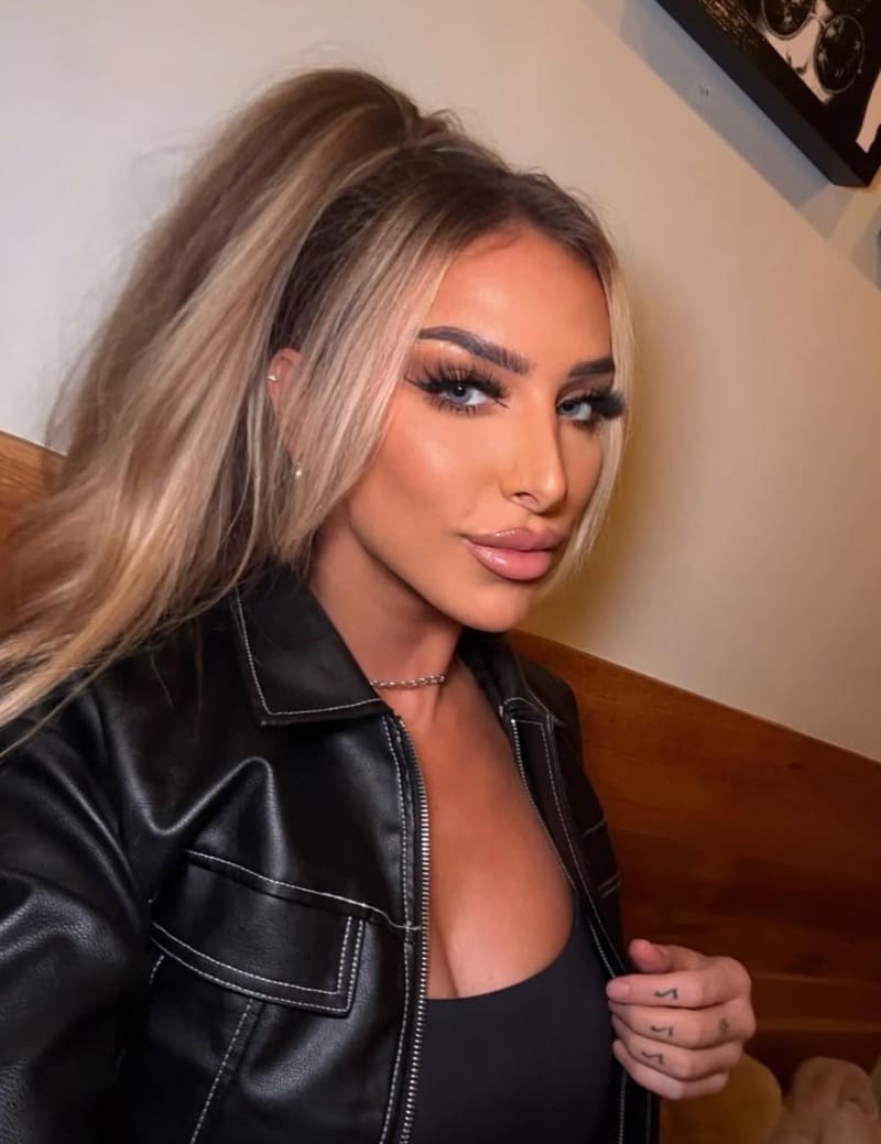 Angelique in sexy jasje