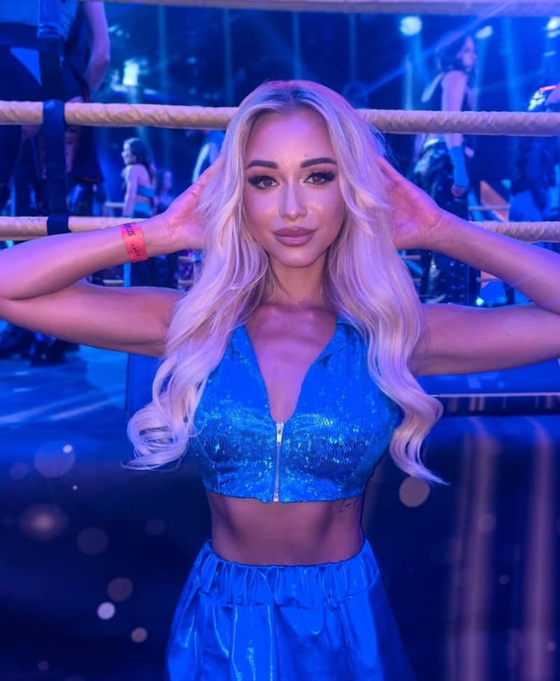 Babe in sexy blauw sexy topje