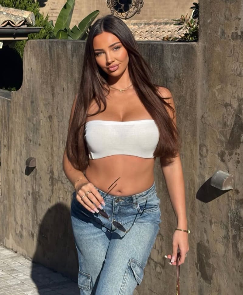 Mia in witte strakke top en sexy jeans
