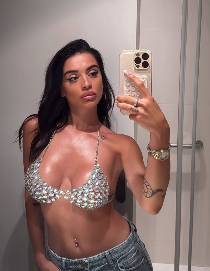 Chiara in sexy bikini