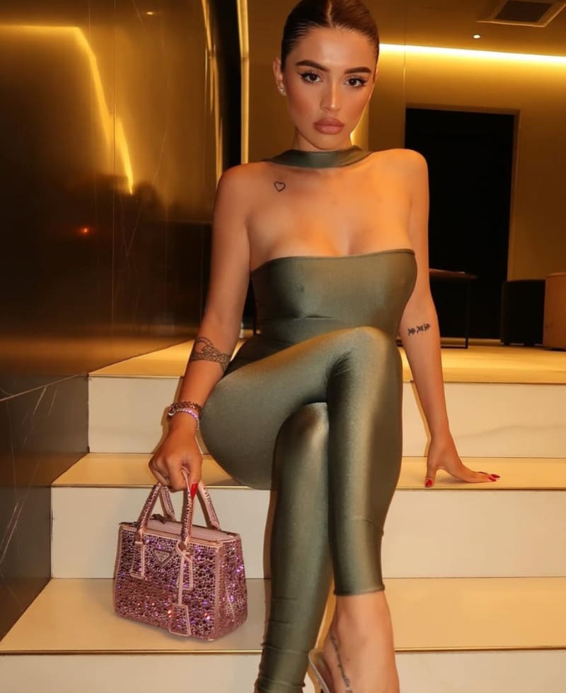 Babe in groene outfit