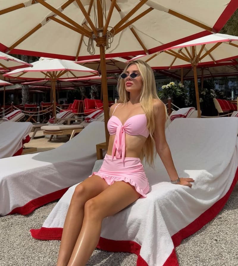 Angelina in roze bikini