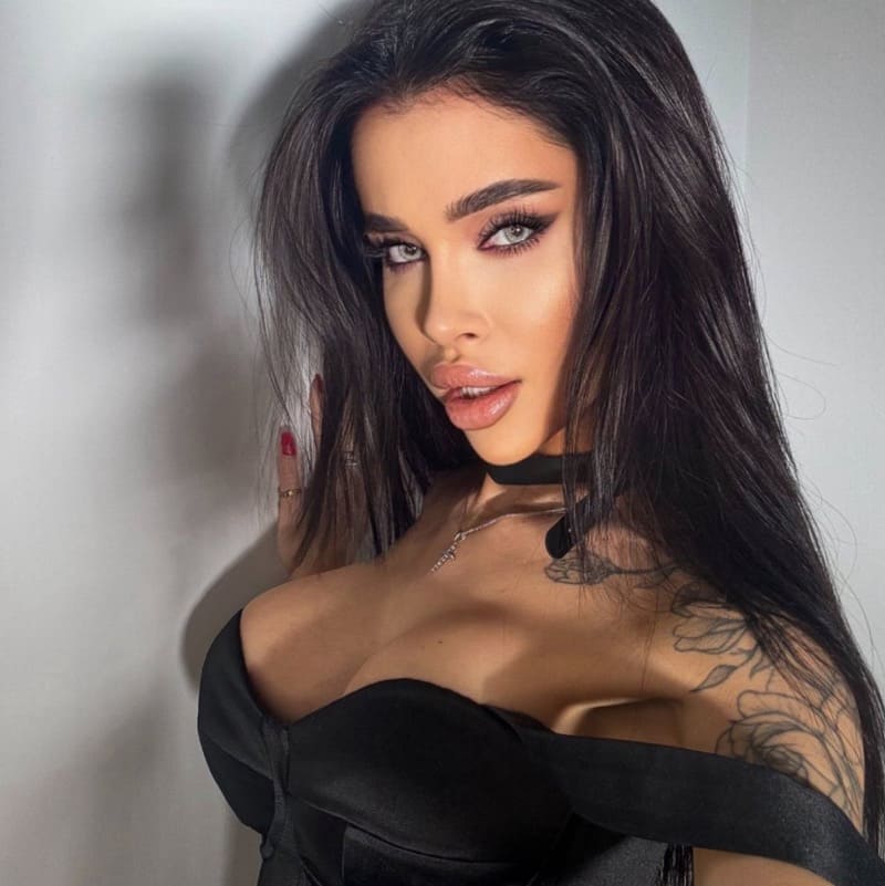 Babe in sexy zwart topje 
