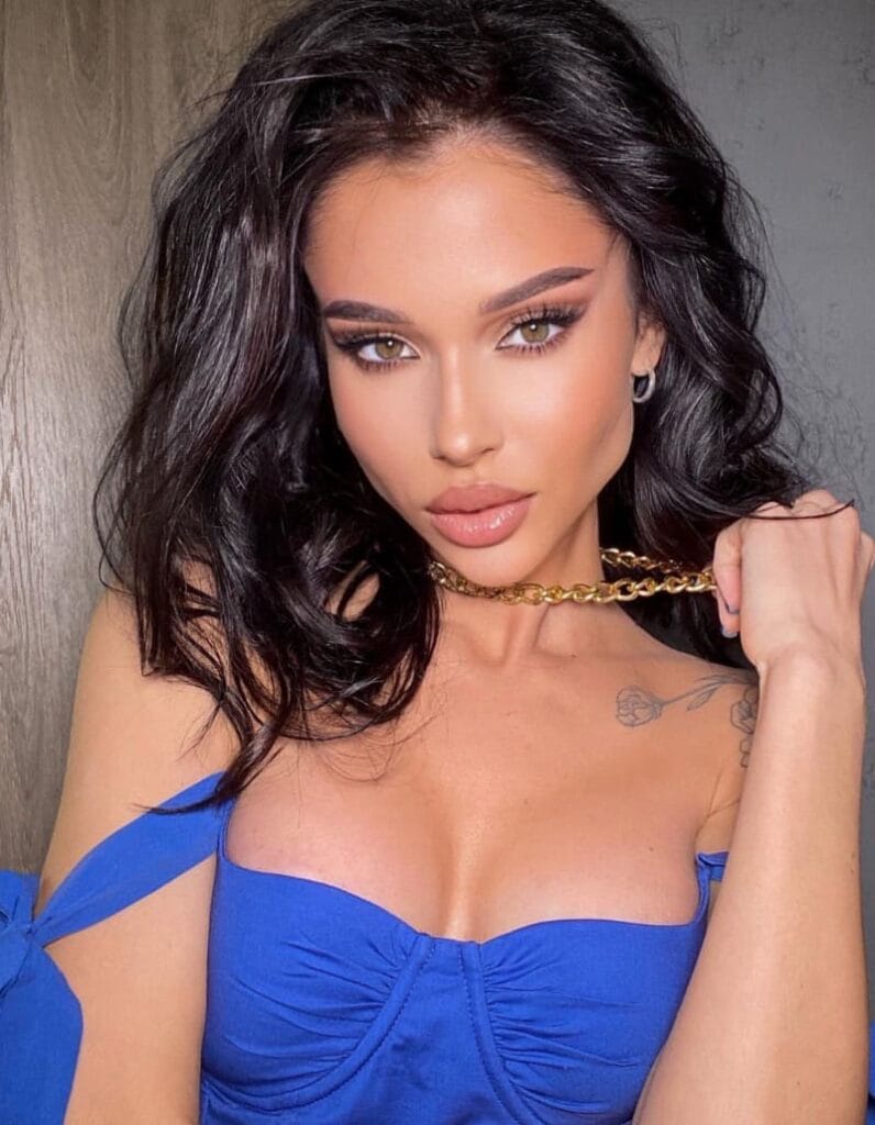 Darina in sexy blauw topje