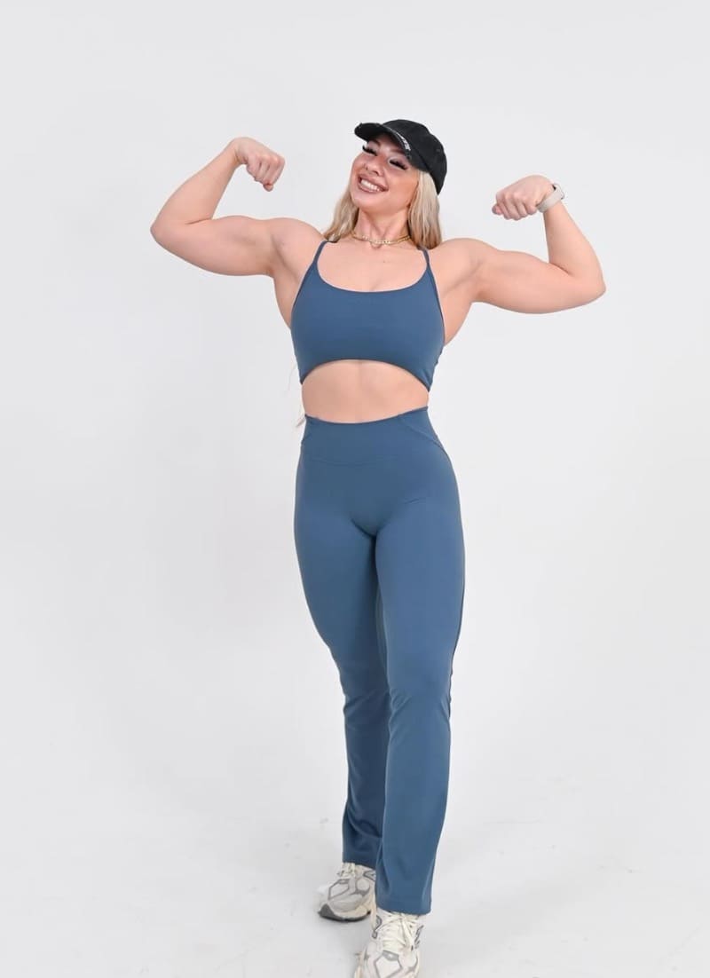 Lauren poses with arms