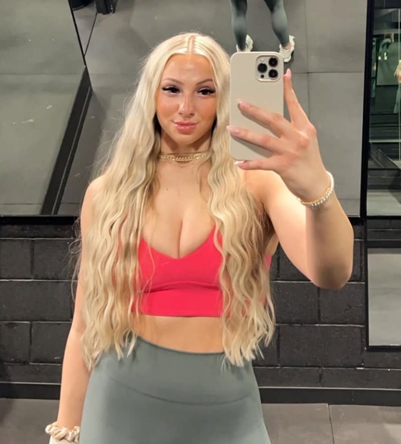 Sexy dame in rood topje