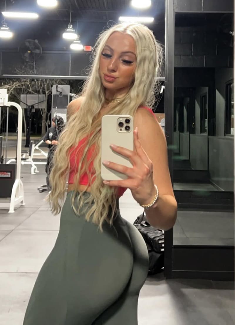Sexy blondine toont fitness lichaam