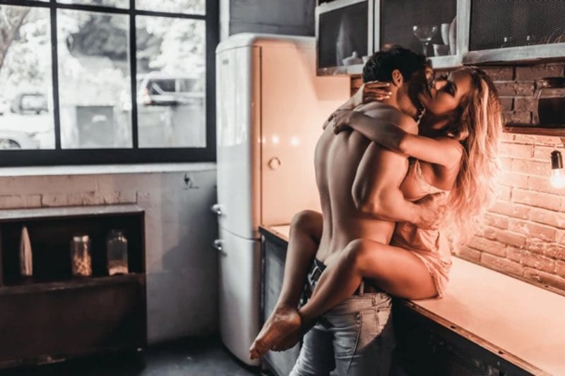 Koppel heeft seks in keuken