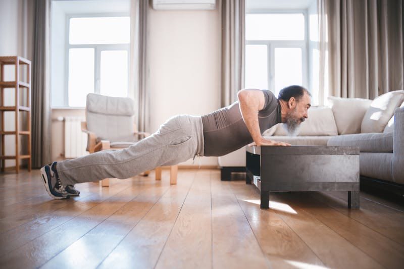 Persoon doet workout thuis.