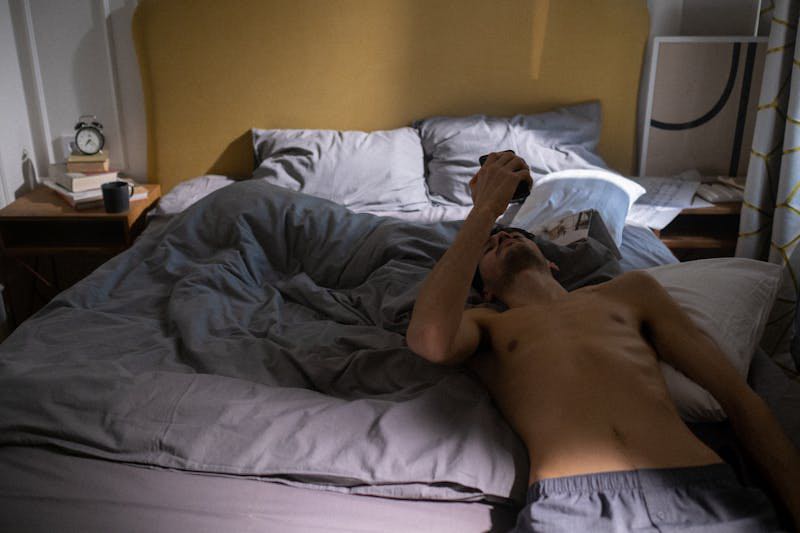 Man ligt op bed