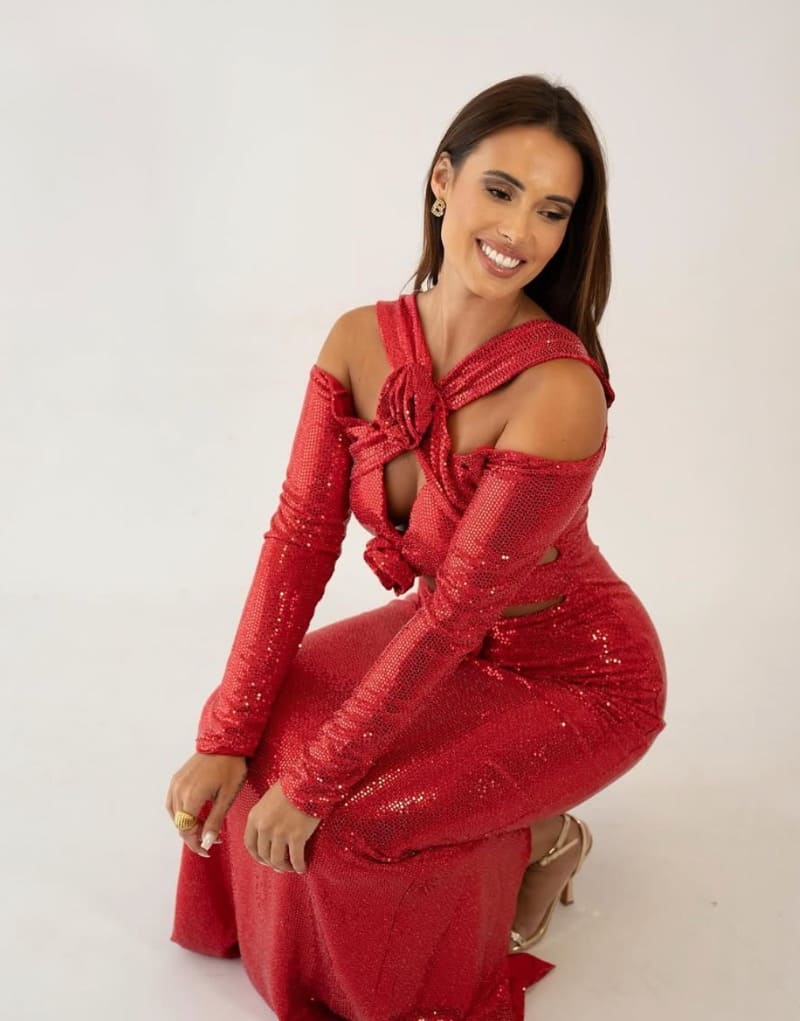 Babe in rode strakke jurk