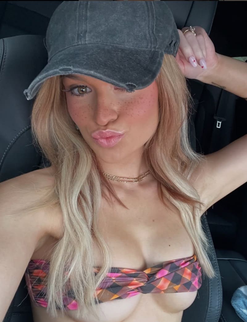 Renae in auto met bikini 