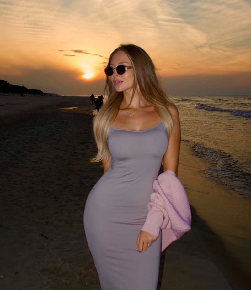 Babe in grijze jurk op strand
