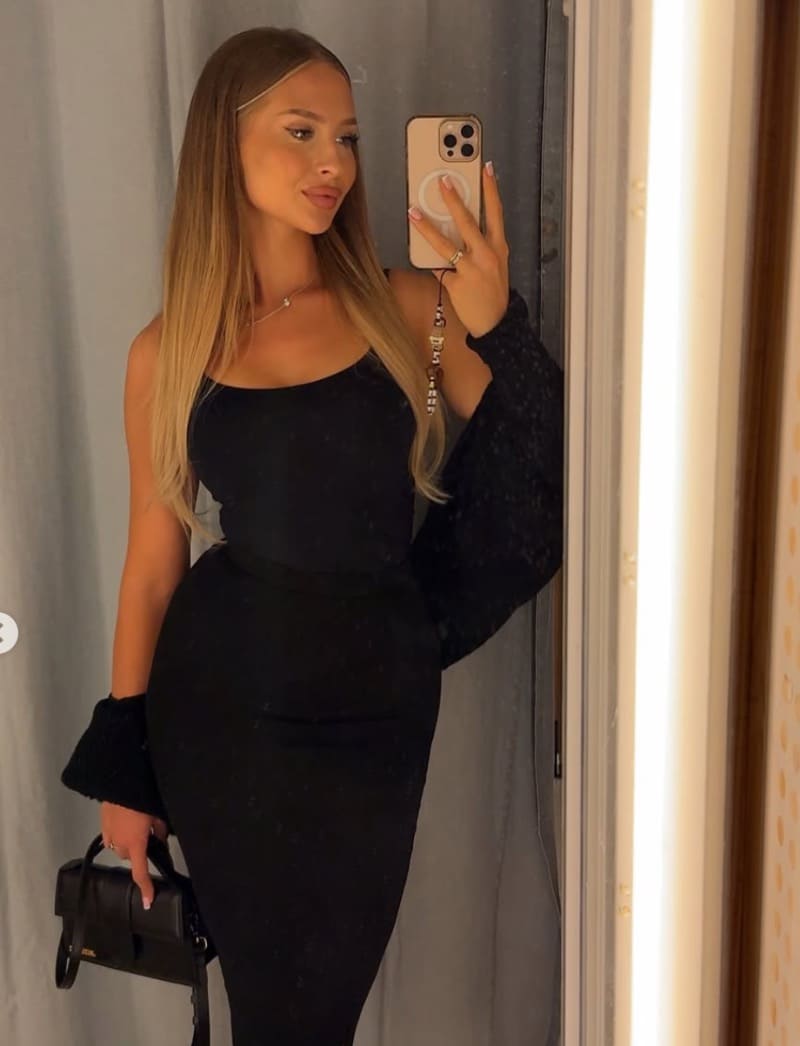 Dominika in sexy strakke zwarte jurk