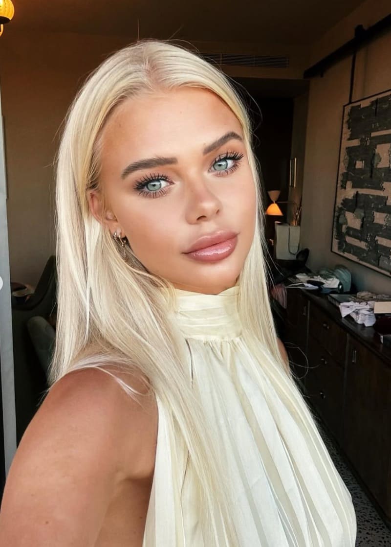 Sexy blondine in wit topje