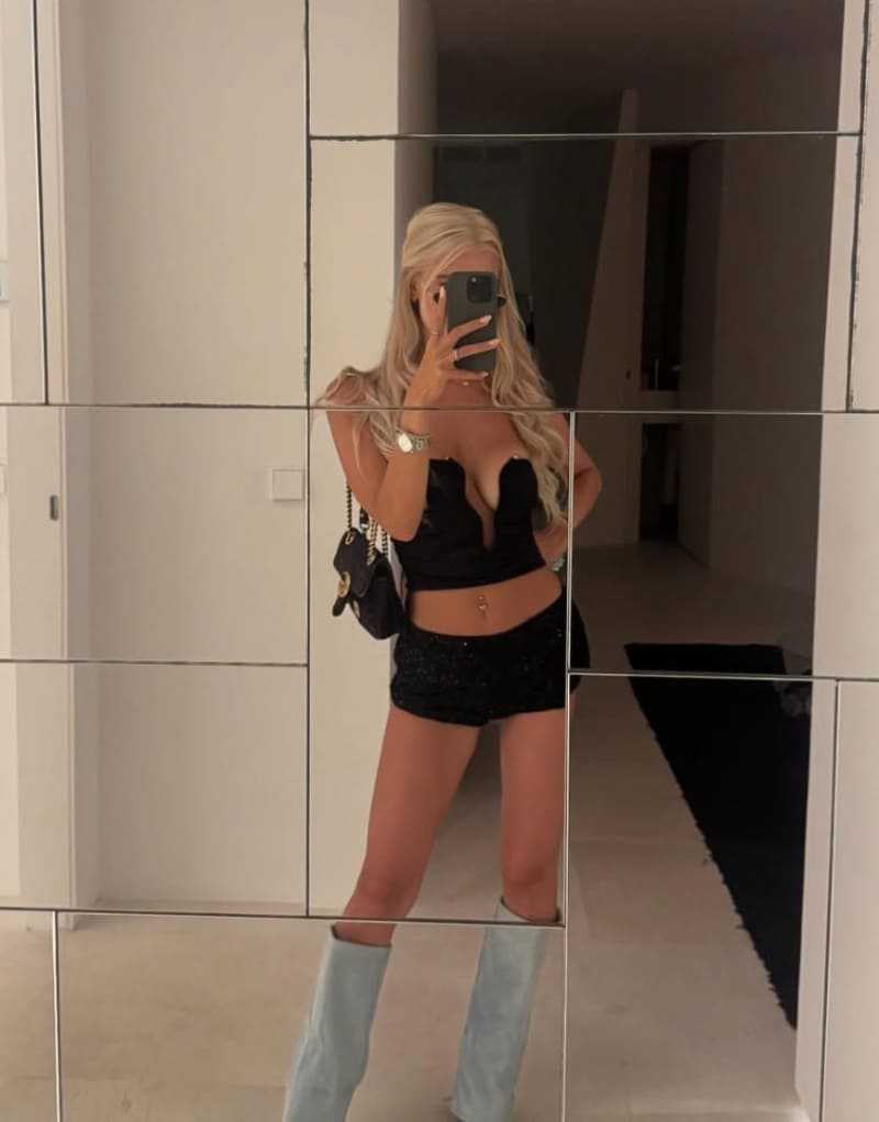 Babe in sexy zwarte outfit