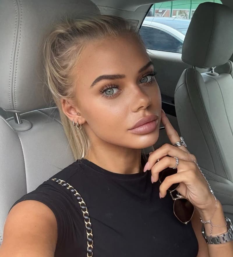 Selina in sexy outfitje in auto