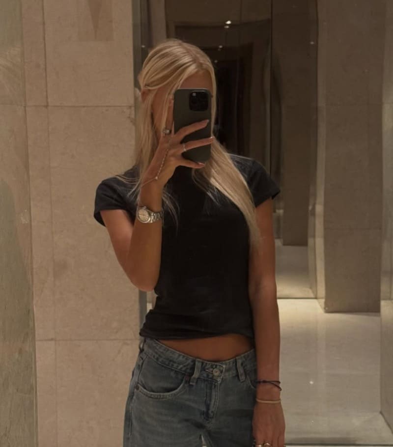 Babe met jeans neemt spiegelselfie