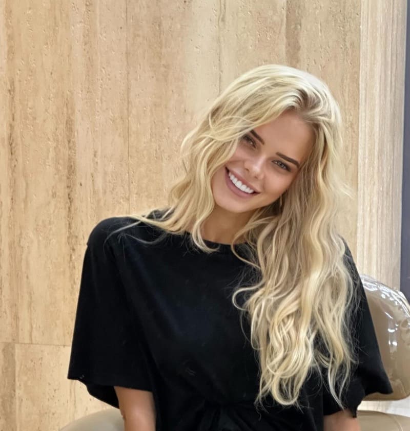 Blije blondine met mooie lach