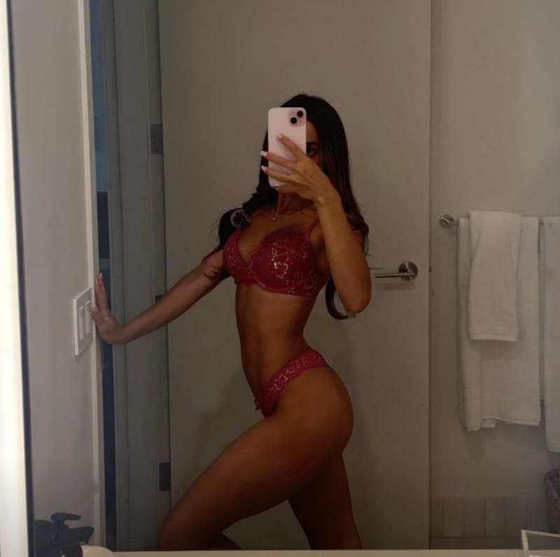 Mia in rode lingerie