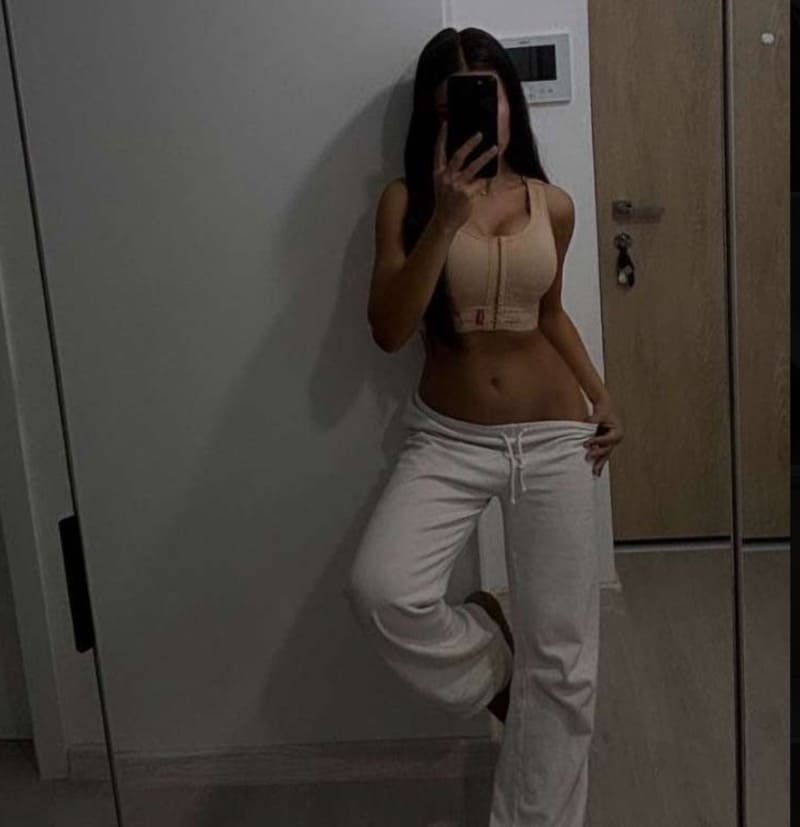 Babe in kort topje en witte broek