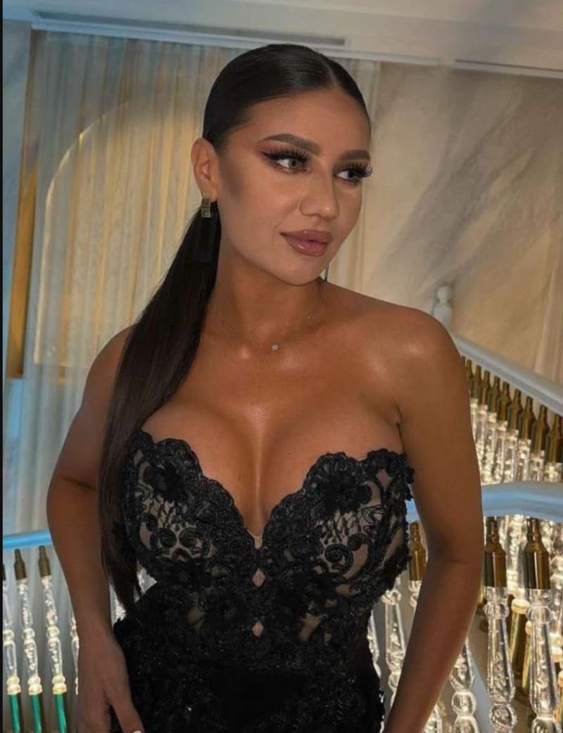 Blair in sexy zwarte jurk