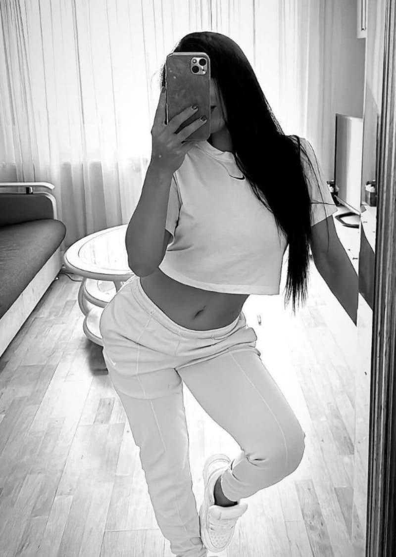 Blair in volledig witte outfti