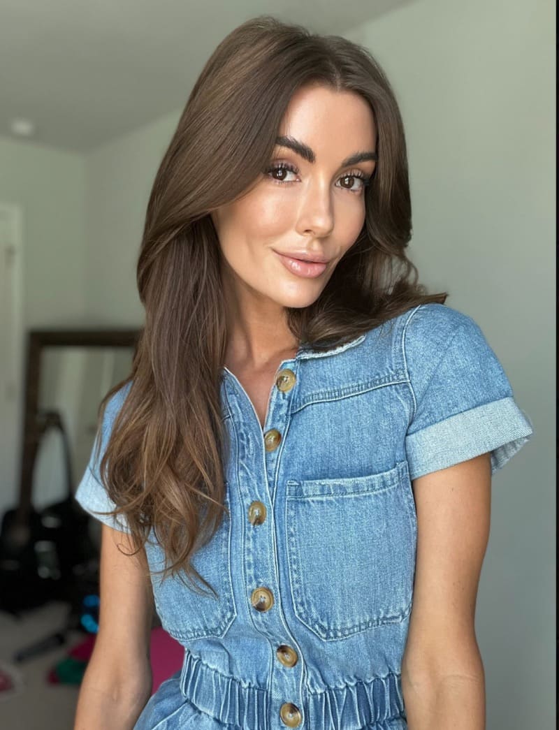 Babe in jeans overall met zwoele blik