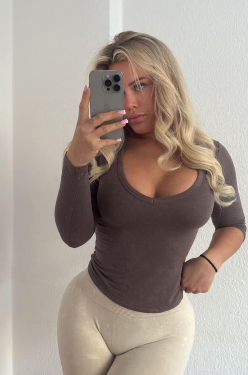 Babe in bruin topje