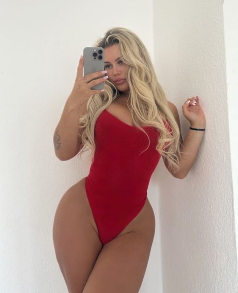 Jolie in rode lingerie met dikke billen