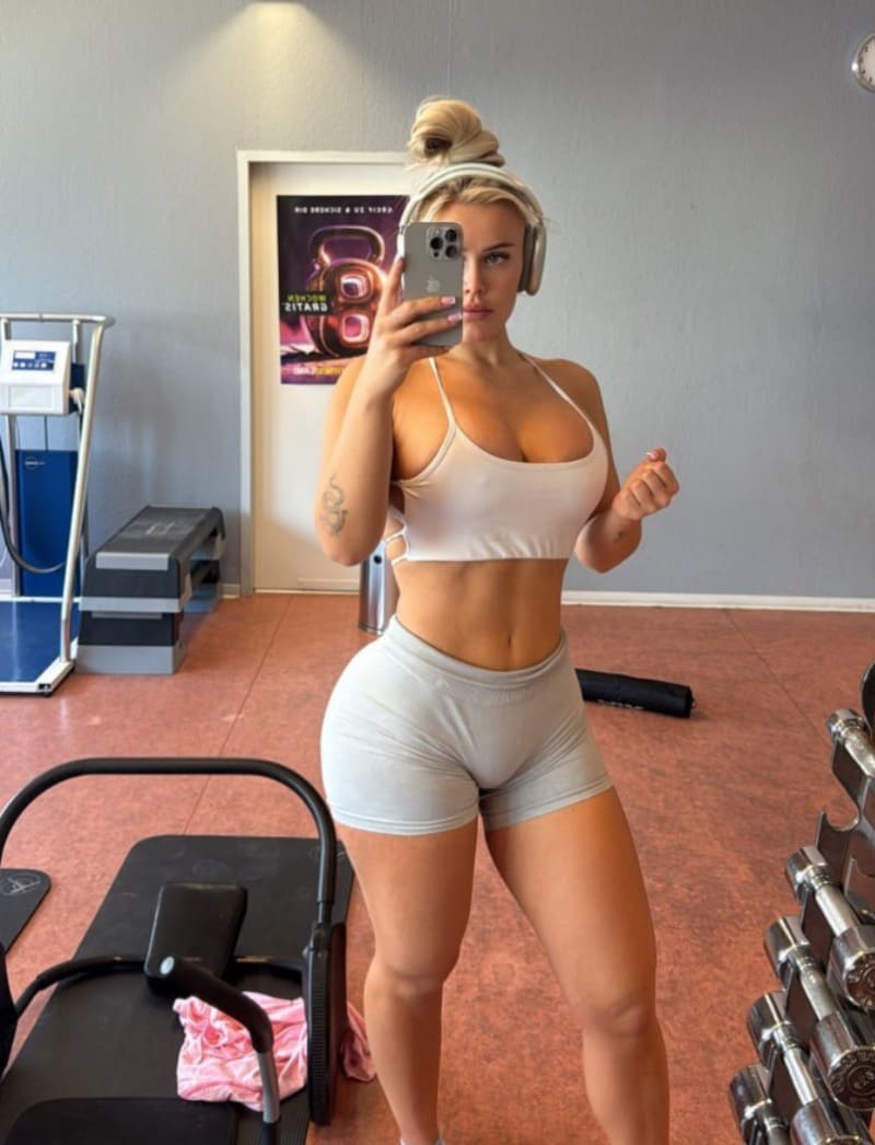 Jolie in fitness outfit