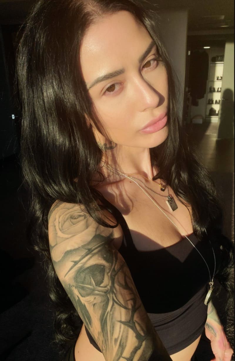 Sexy dame in zwart topje