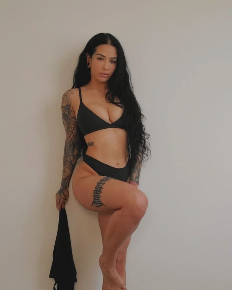 Babe met zwarte haren in lingerie