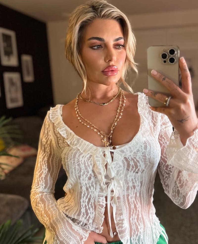 Babe in doorzichtig topje