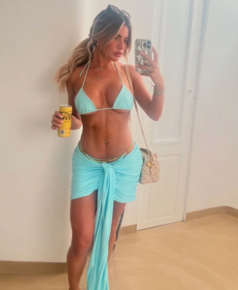 megan in blauwe bikini
