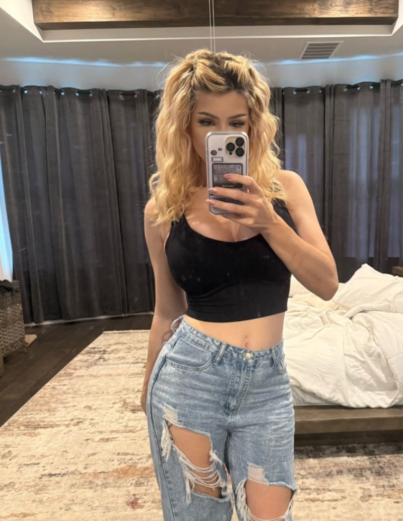 Babe in mini topje en jeans
