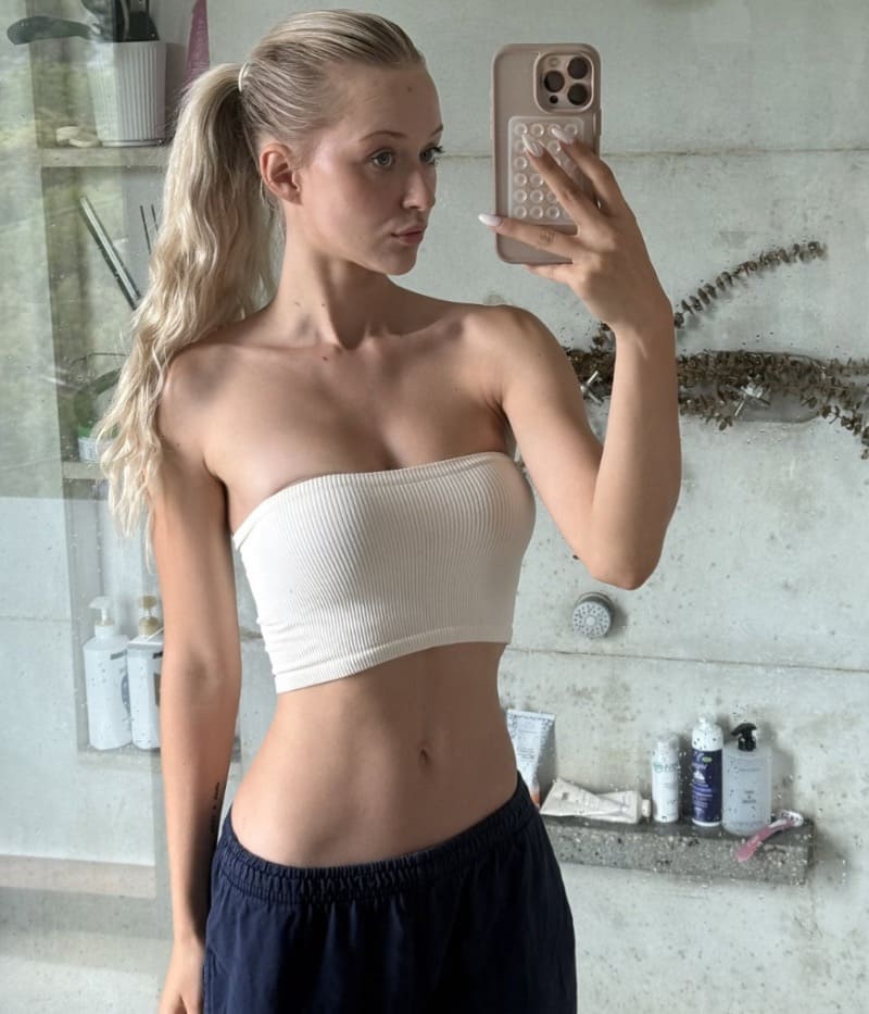 babe in strak wit topje