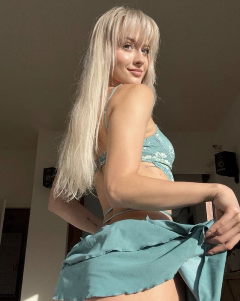 Lena met kort blauw rokje