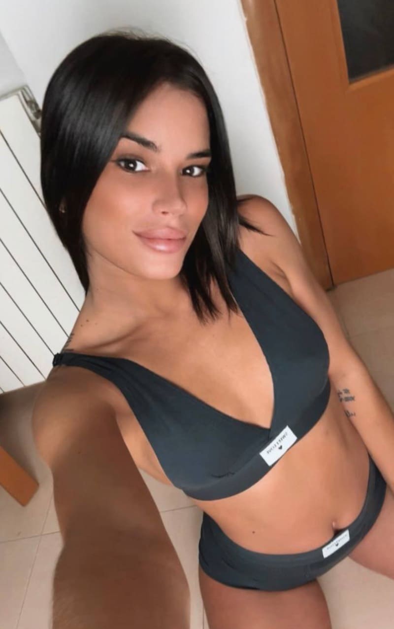 babe in zwarte sport outfit