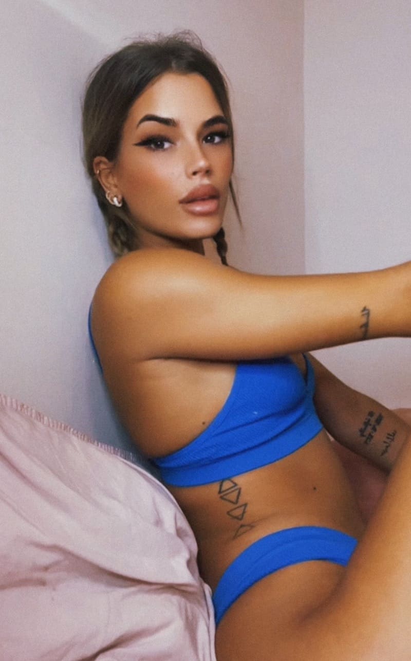 Ada in blauw