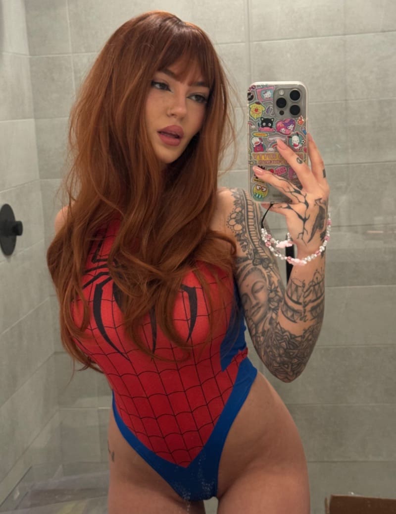 Sexy streamer dame met dikke tieten in Spiderman outfit 